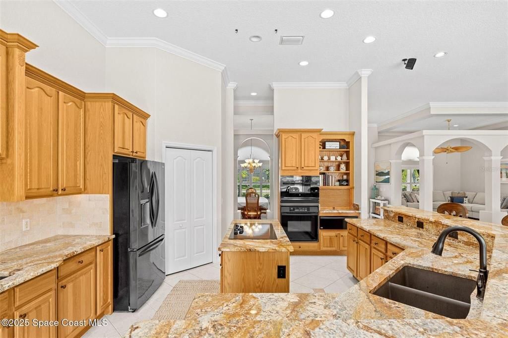 待售: $1,100,000 (4 贝兹, 4 浴室, 4000 平方英尺)