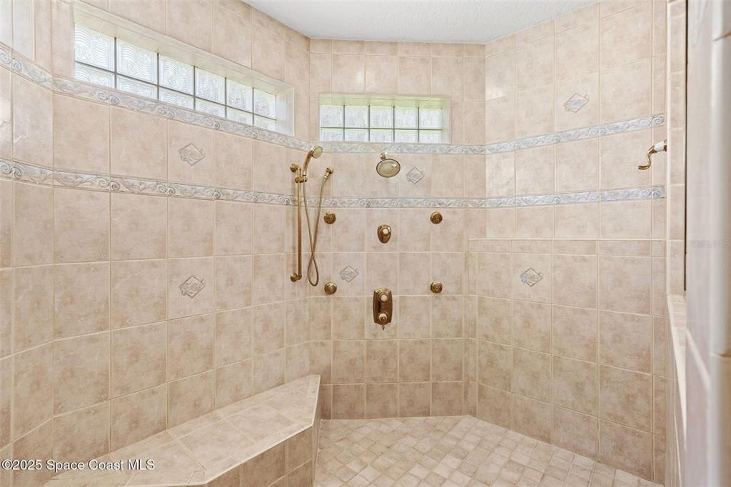 待售: $1,100,000 (4 贝兹, 4 浴室, 4000 平方英尺)