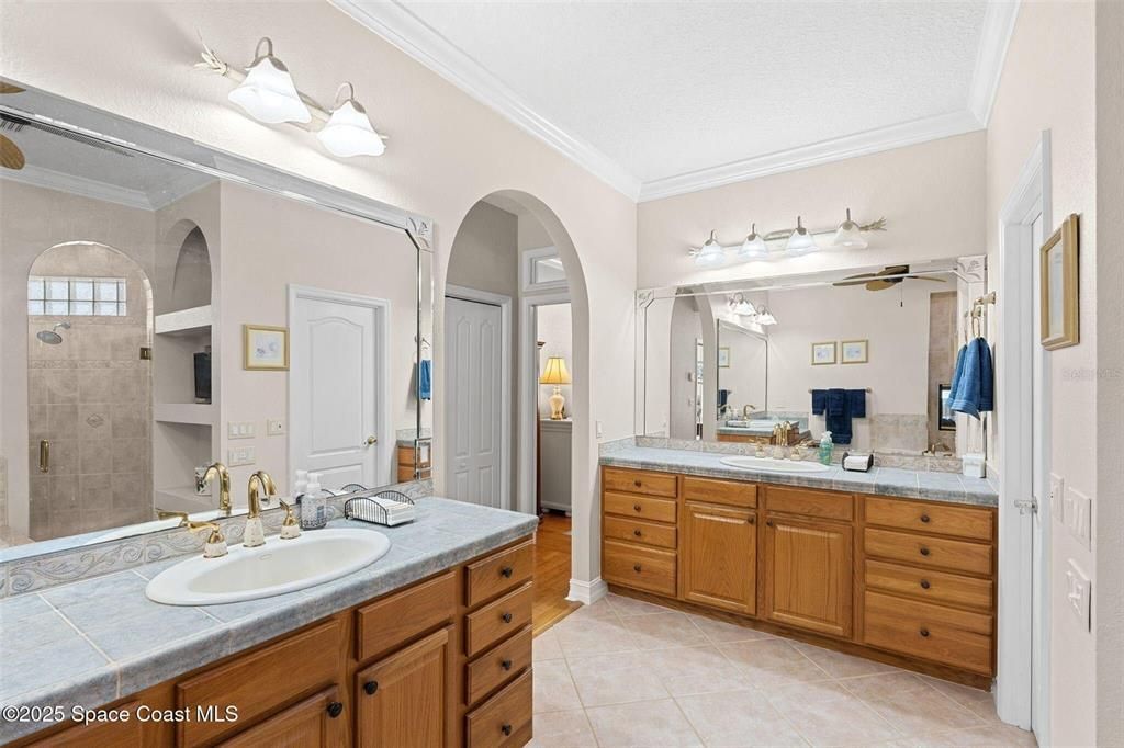 待售: $1,100,000 (4 贝兹, 4 浴室, 4000 平方英尺)