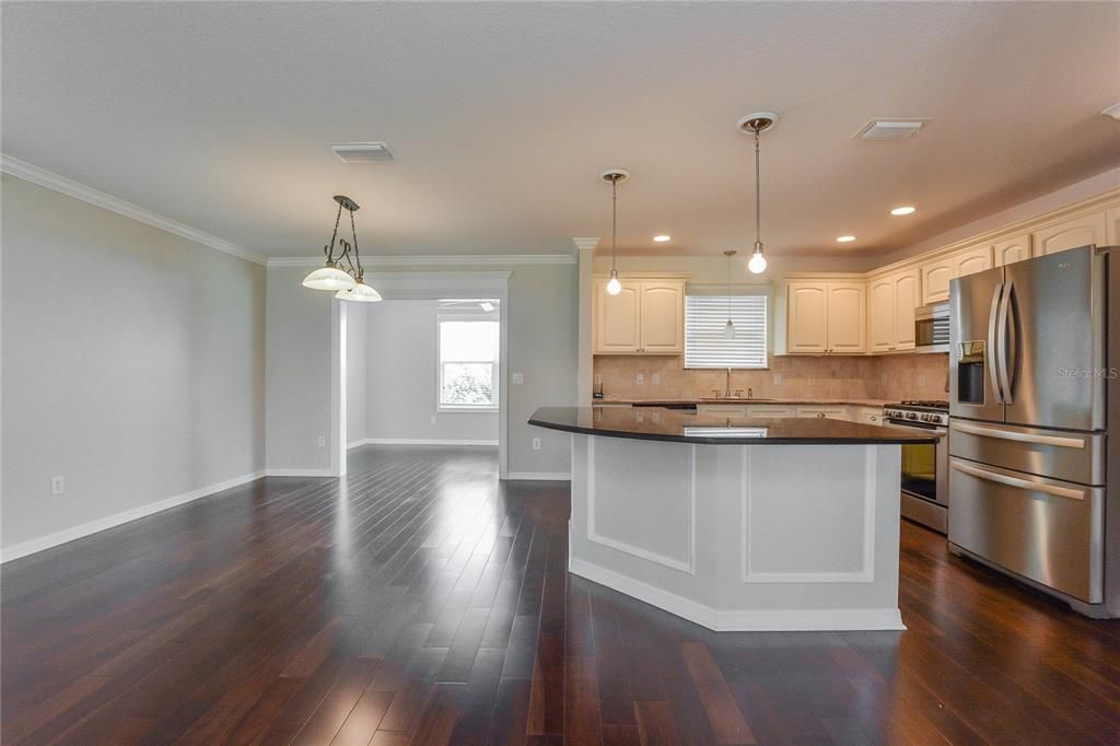 Под контрактом: $355,000 (3 спален, 2 ванн, 1623 Квадратных фут)