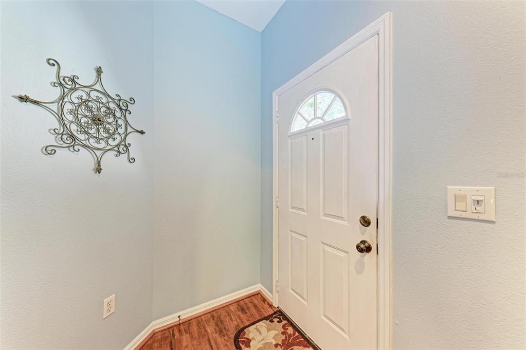 合同活跃: $329,900 (2 贝兹, 2 浴室, 1701 平方英尺)