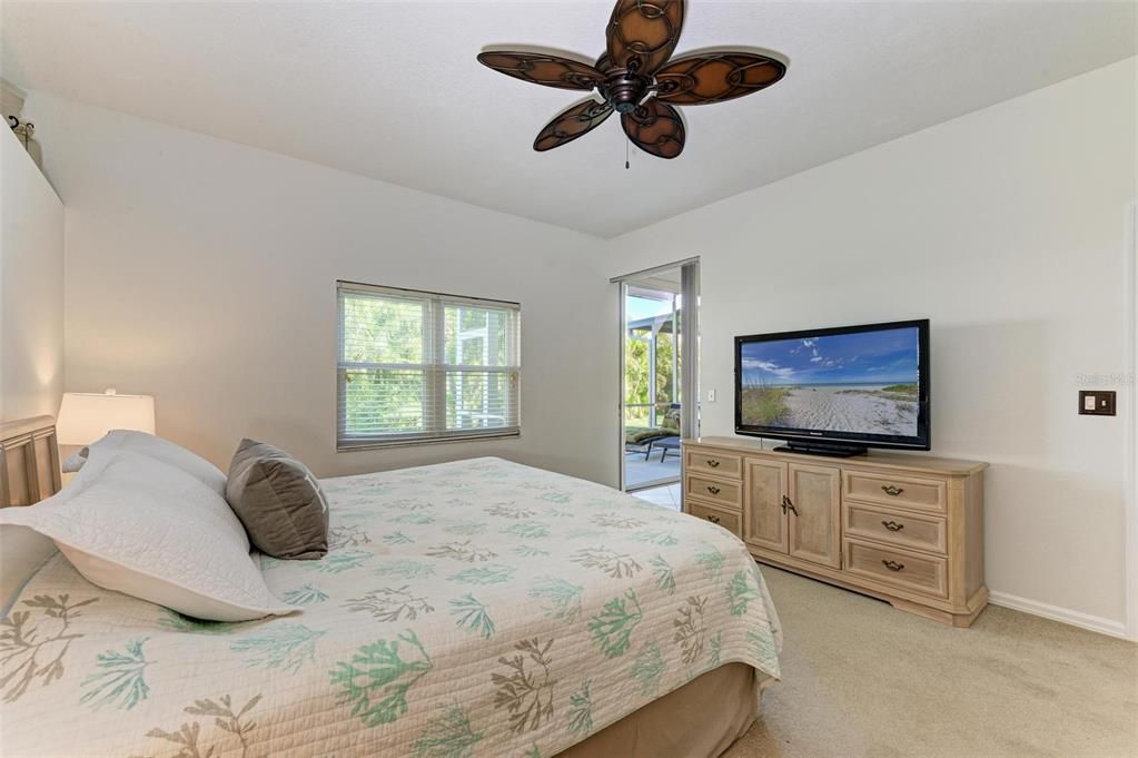 合同活跃: $329,900 (2 贝兹, 2 浴室, 1701 平方英尺)