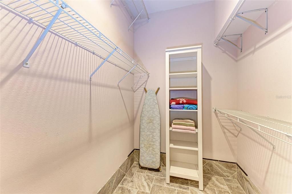 合同活跃: $329,900 (2 贝兹, 2 浴室, 1701 平方英尺)