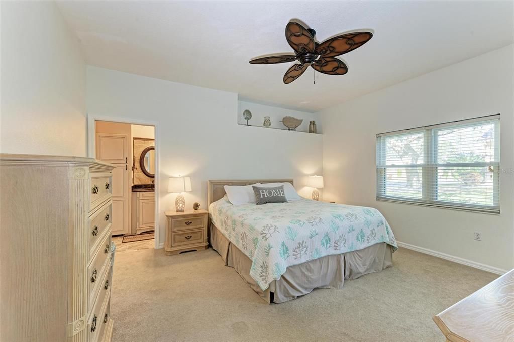 合同活跃: $329,900 (2 贝兹, 2 浴室, 1701 平方英尺)