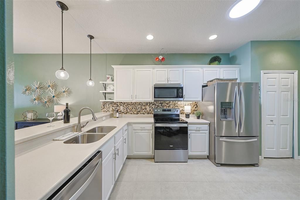 Active With Contract: $279,000 (2 beds, 2 baths, 1461 Square Feet)