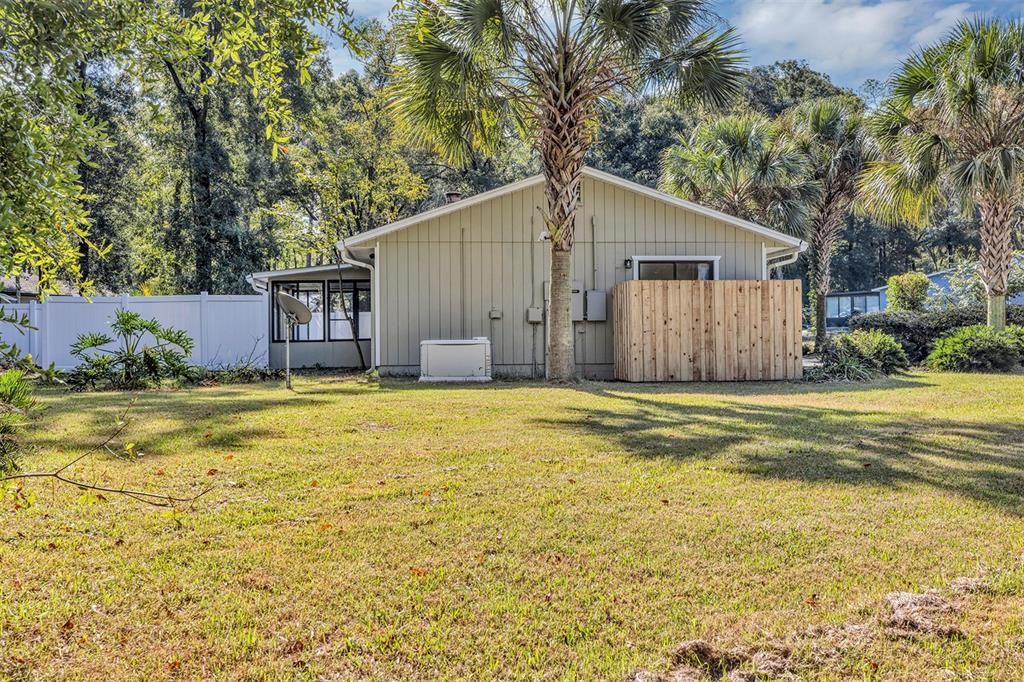 Под контрактом: $329,000 (3 спален, 2 ванн, 1240 Квадратных фут)