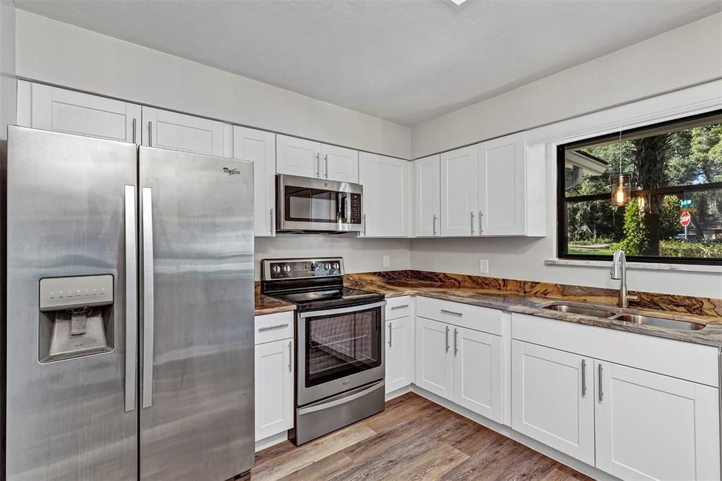 Под контрактом: $329,000 (3 спален, 2 ванн, 1240 Квадратных фут)