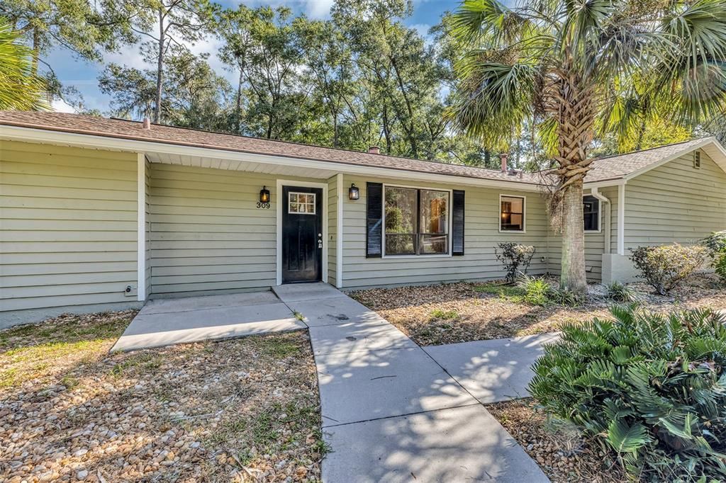 Под контрактом: $329,000 (3 спален, 2 ванн, 1240 Квадратных фут)