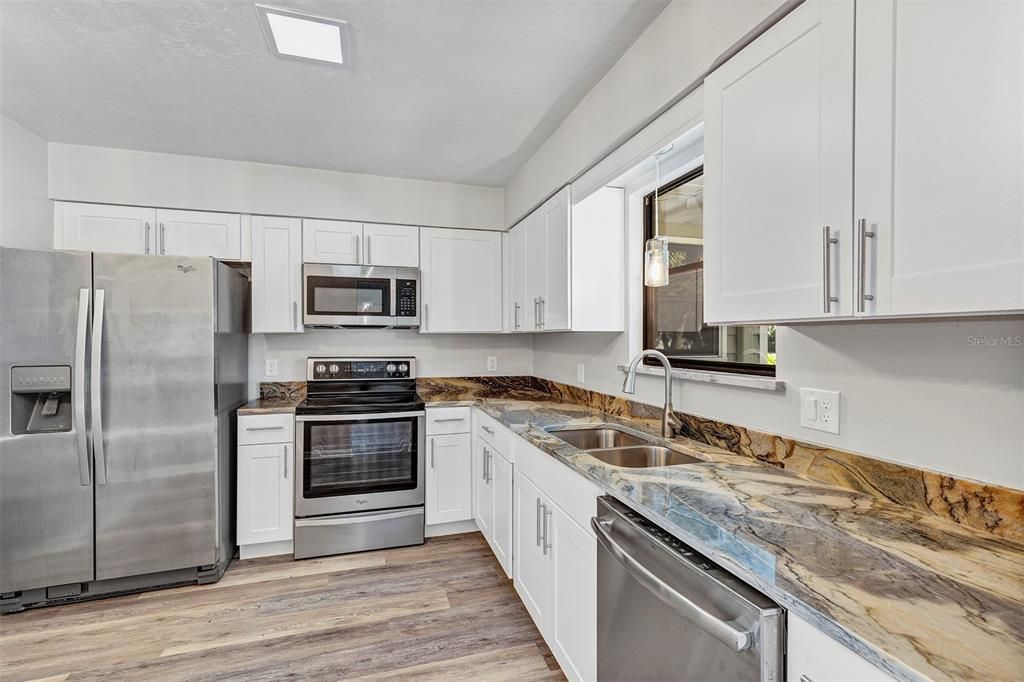 Под контрактом: $329,000 (3 спален, 2 ванн, 1240 Квадратных фут)