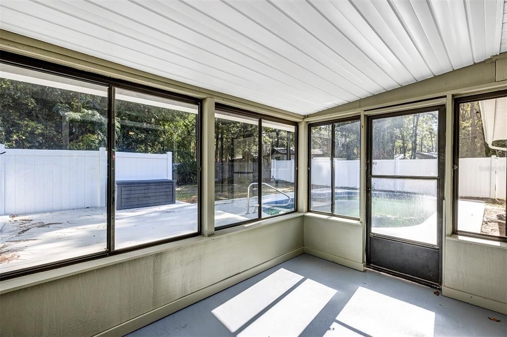 Под контрактом: $329,000 (3 спален, 2 ванн, 1240 Квадратных фут)