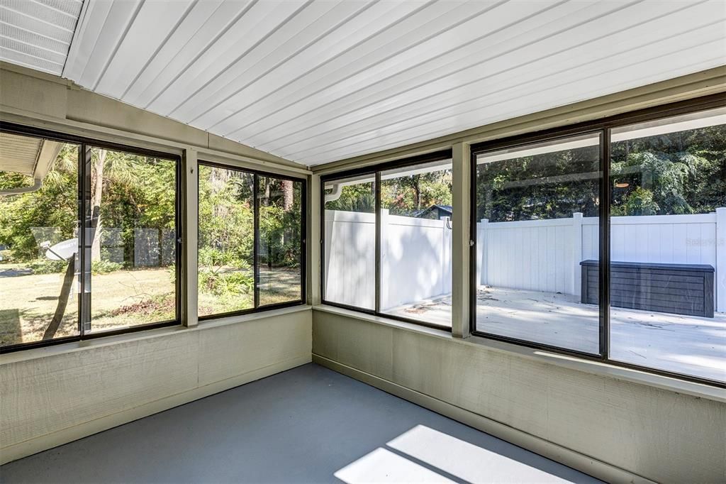 Под контрактом: $329,000 (3 спален, 2 ванн, 1240 Квадратных фут)