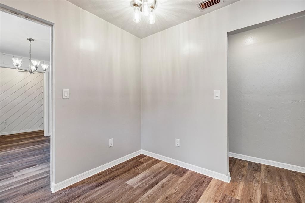 Под контрактом: $329,000 (3 спален, 2 ванн, 1240 Квадратных фут)