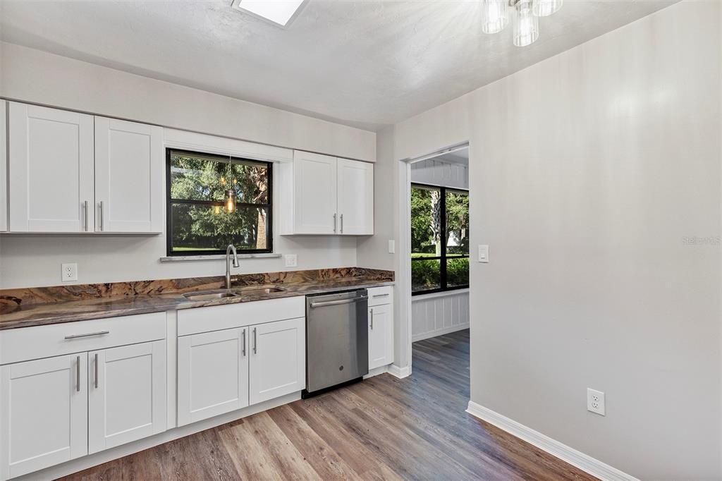 Под контрактом: $329,000 (3 спален, 2 ванн, 1240 Квадратных фут)