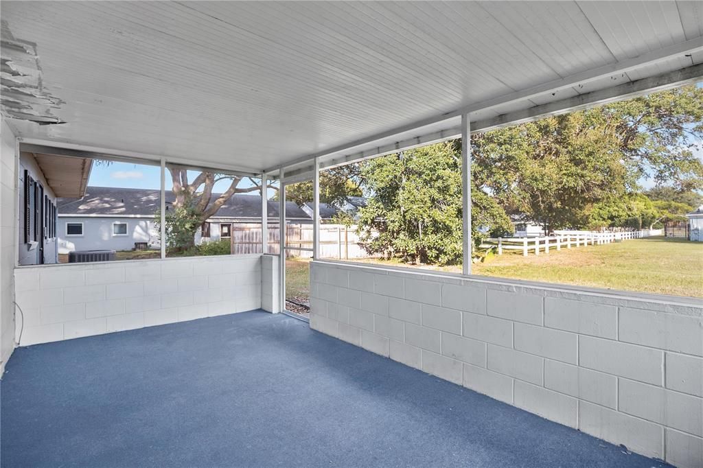 For Sale: $299,900 (3 beds, 2 baths, 1571 Square Feet)