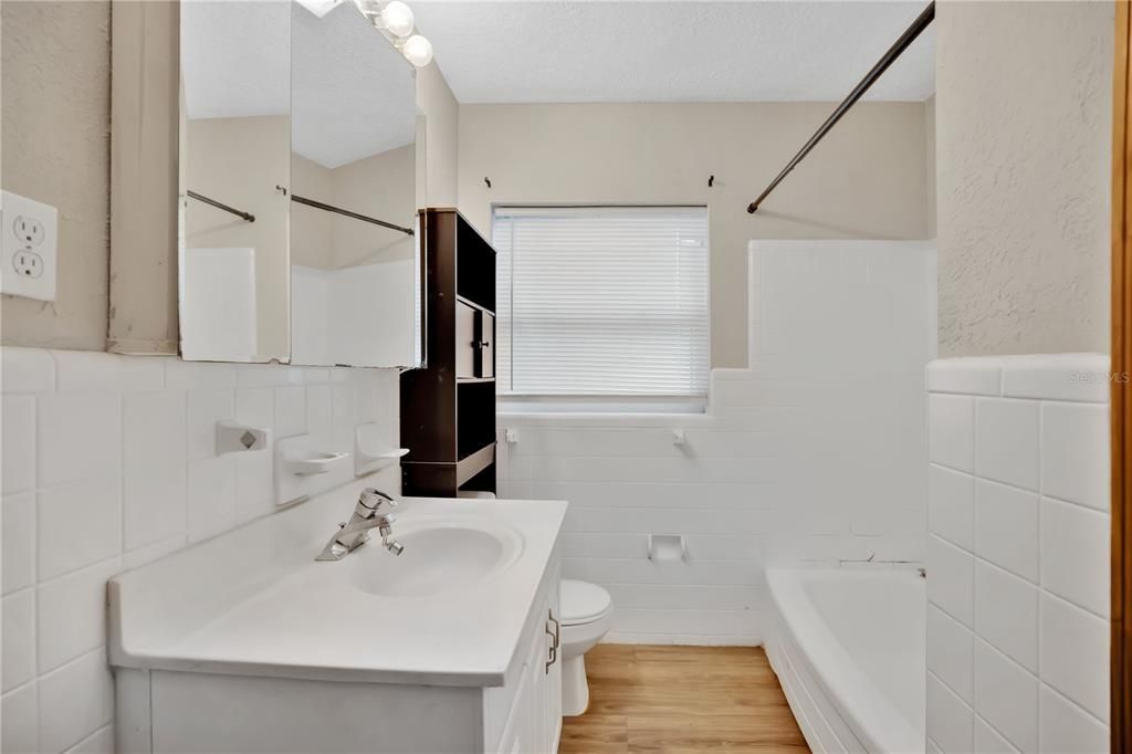 For Sale: $299,900 (3 beds, 2 baths, 1571 Square Feet)