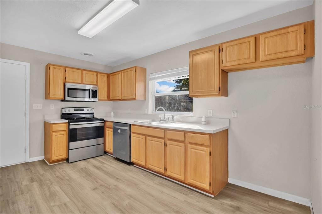 For Sale: $299,900 (3 beds, 2 baths, 1571 Square Feet)