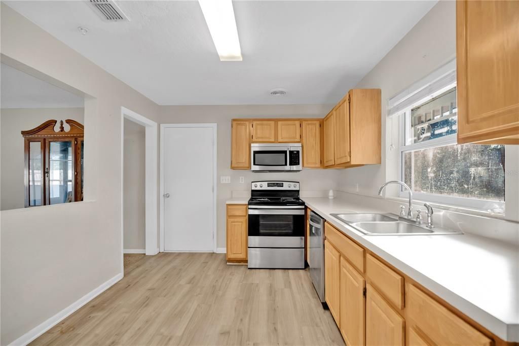 For Sale: $299,900 (3 beds, 2 baths, 1571 Square Feet)