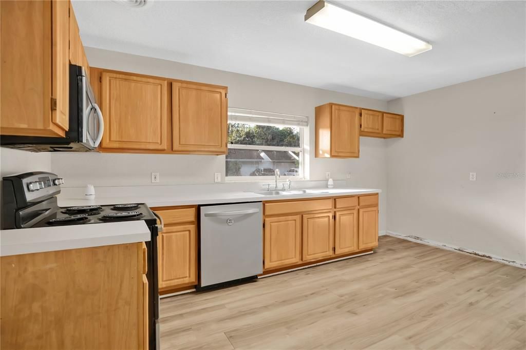 For Sale: $299,900 (3 beds, 2 baths, 1571 Square Feet)