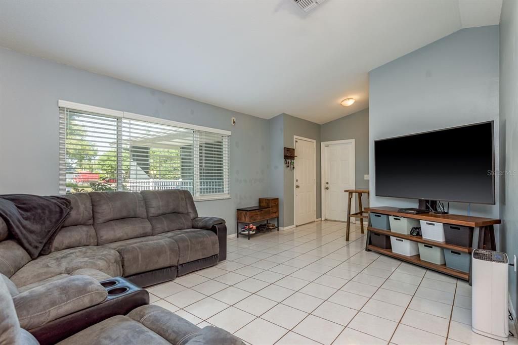 Под контрактом: $275,000 (3 спален, 3 ванн, 1572 Квадратных фут)