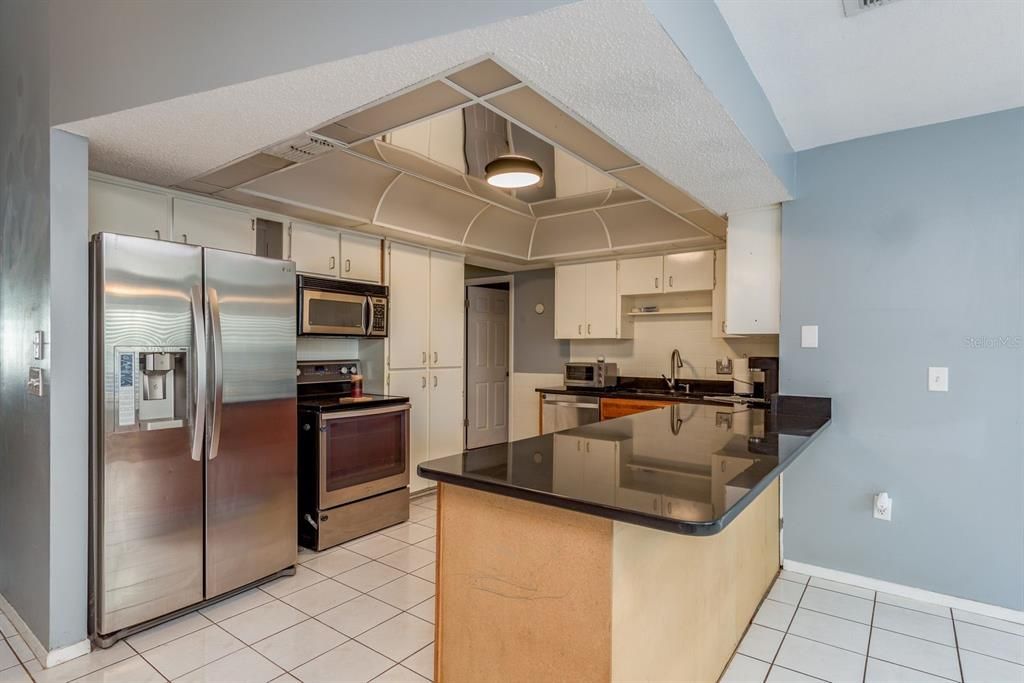 Под контрактом: $275,000 (3 спален, 3 ванн, 1572 Квадратных фут)