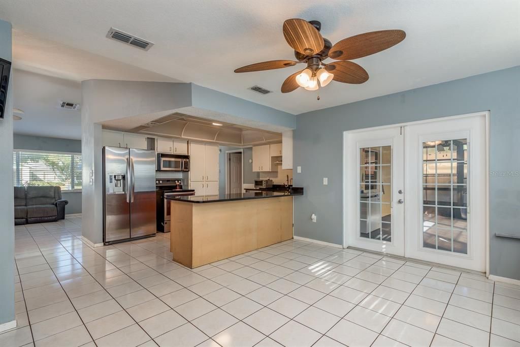 Под контрактом: $275,000 (3 спален, 3 ванн, 1572 Квадратных фут)