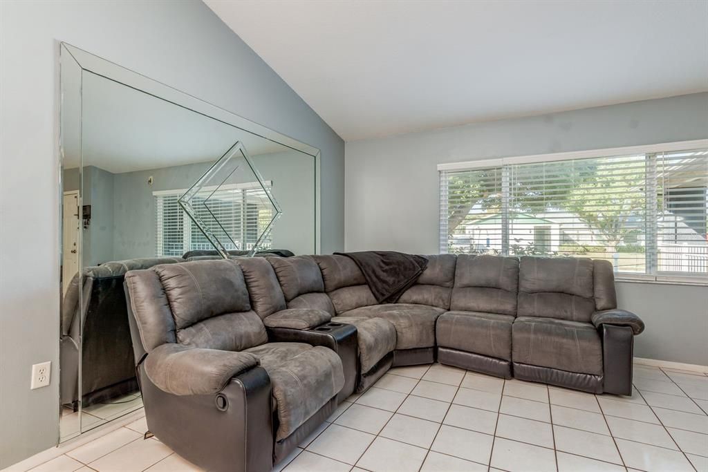 Под контрактом: $275,000 (3 спален, 3 ванн, 1572 Квадратных фут)