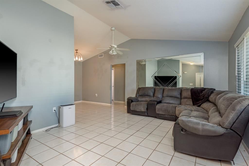 Под контрактом: $275,000 (3 спален, 3 ванн, 1572 Квадратных фут)