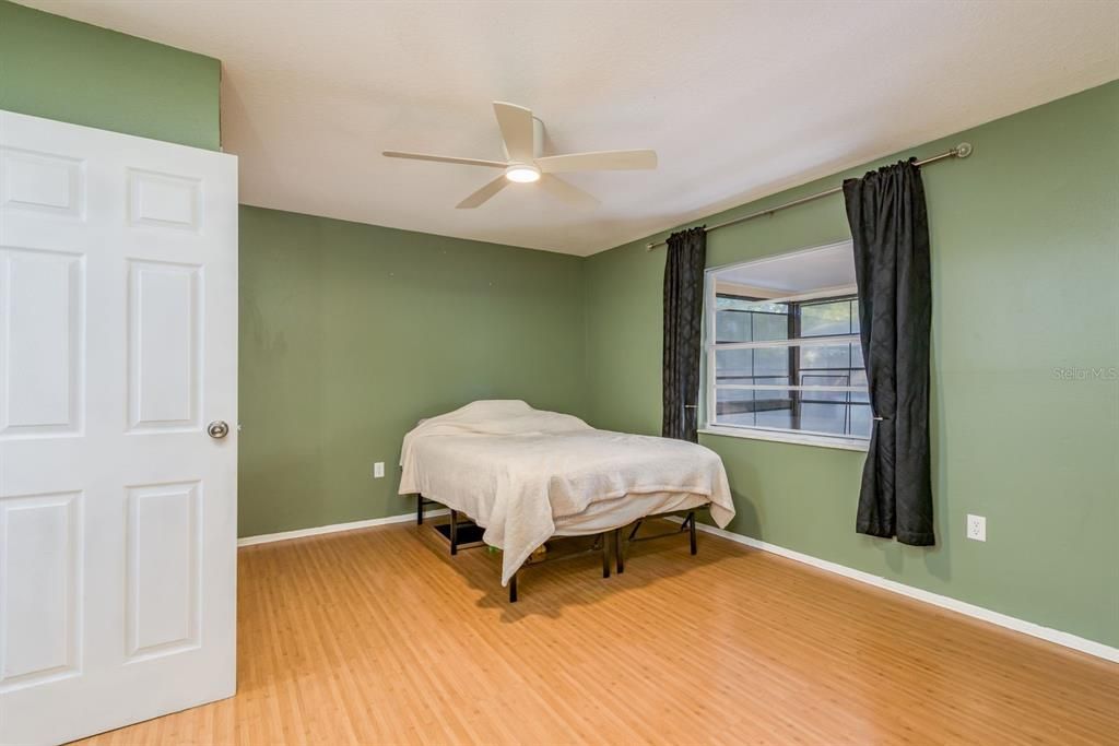 Под контрактом: $275,000 (3 спален, 3 ванн, 1572 Квадратных фут)