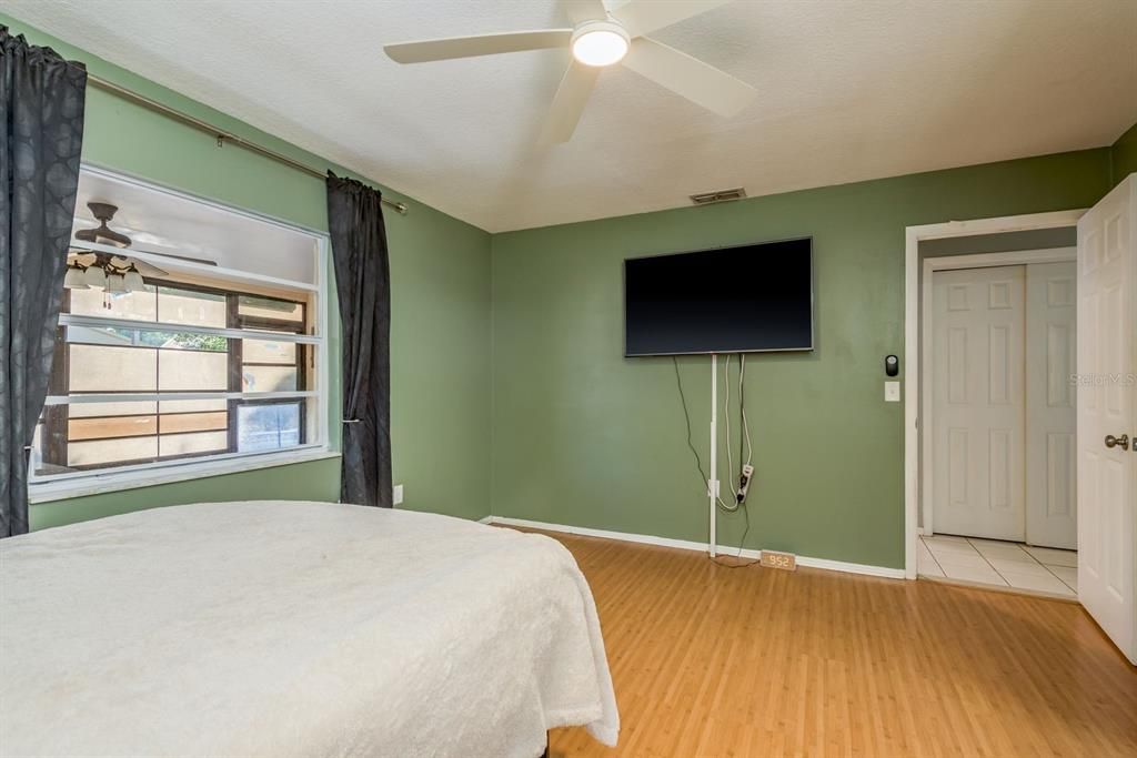 Под контрактом: $275,000 (3 спален, 3 ванн, 1572 Квадратных фут)