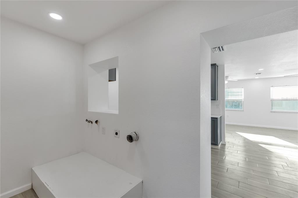 На продажу: $358,000 (4 спален, 2 ванн, 1288 Квадратных фут)