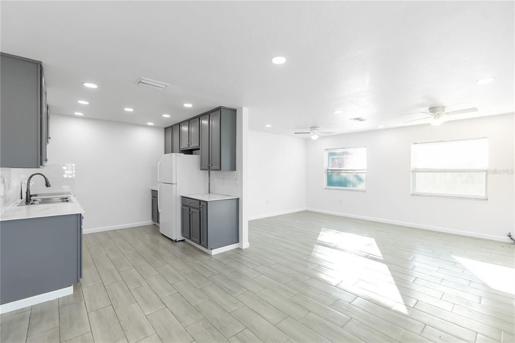 На продажу: $358,000 (4 спален, 2 ванн, 1288 Квадратных фут)