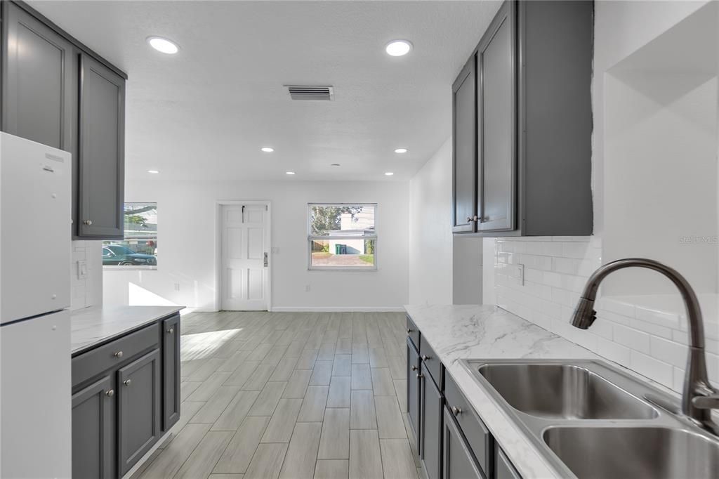 На продажу: $358,000 (4 спален, 2 ванн, 1288 Квадратных фут)