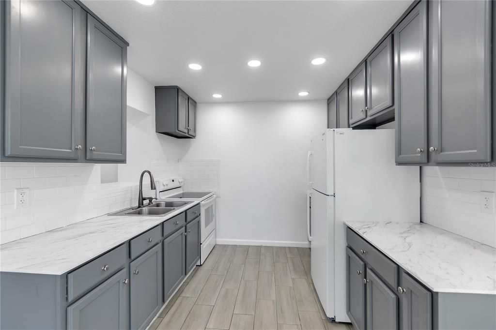 На продажу: $358,000 (4 спален, 2 ванн, 1288 Квадратных фут)