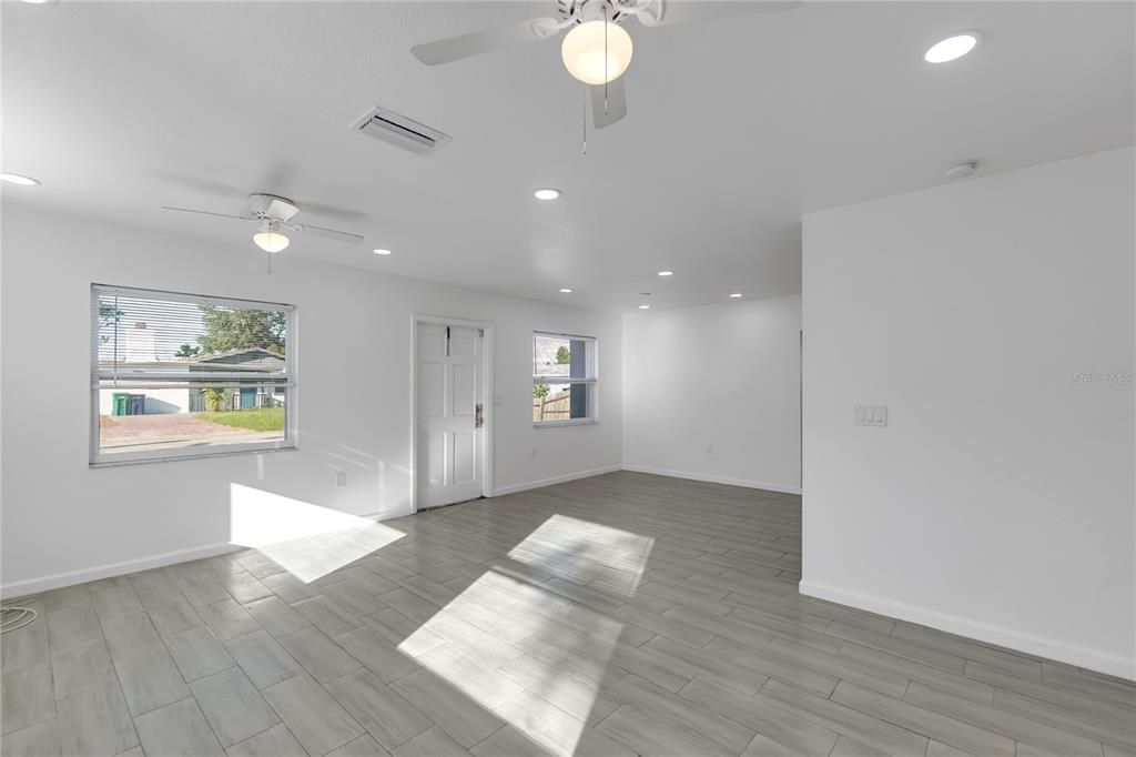 На продажу: $358,000 (4 спален, 2 ванн, 1288 Квадратных фут)