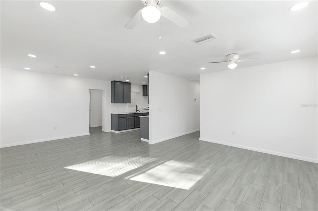 На продажу: $358,000 (4 спален, 2 ванн, 1288 Квадратных фут)