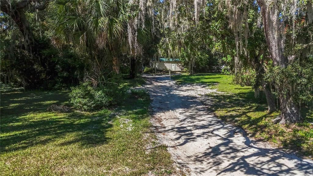 待售: $899,000 (2.83 acres)