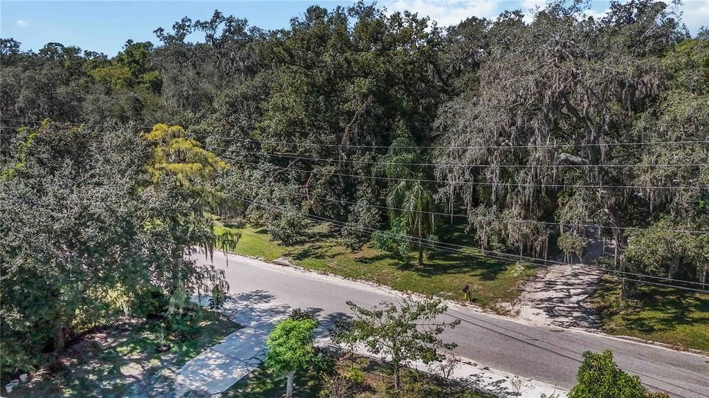 待售: $899,000 (2.83 acres)