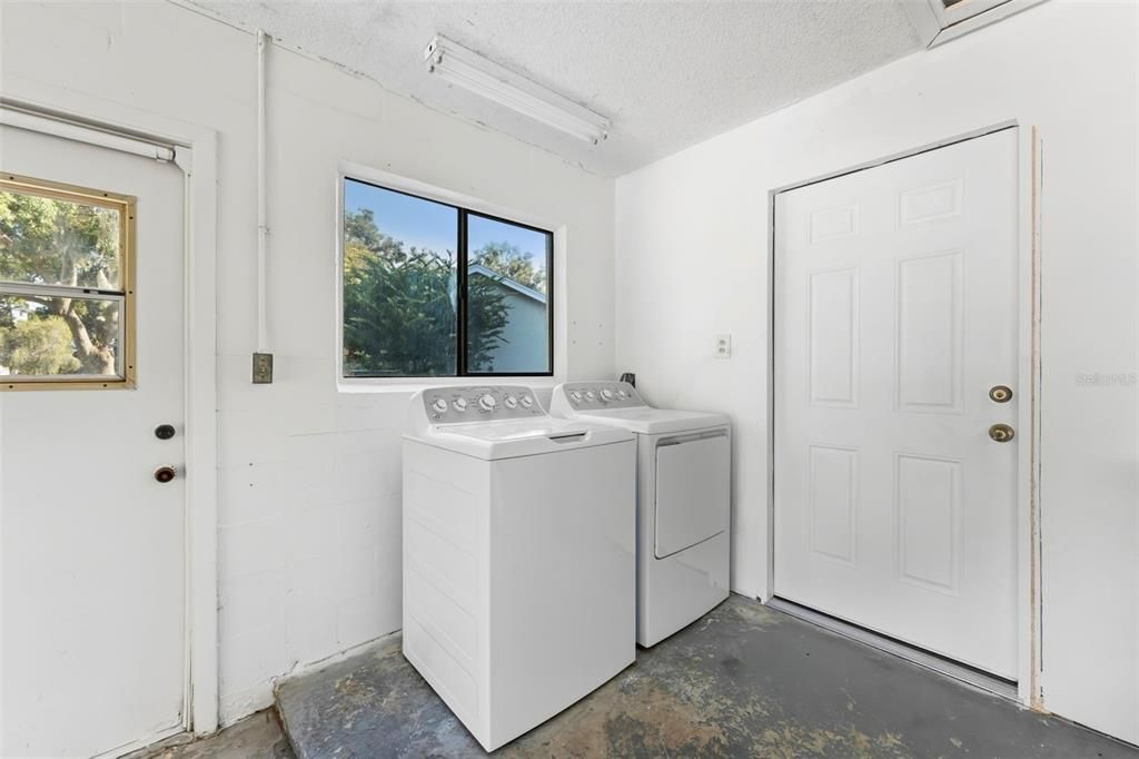 Active With Contract: $244,000 (2 beds, 2 baths, 1241 Square Feet)