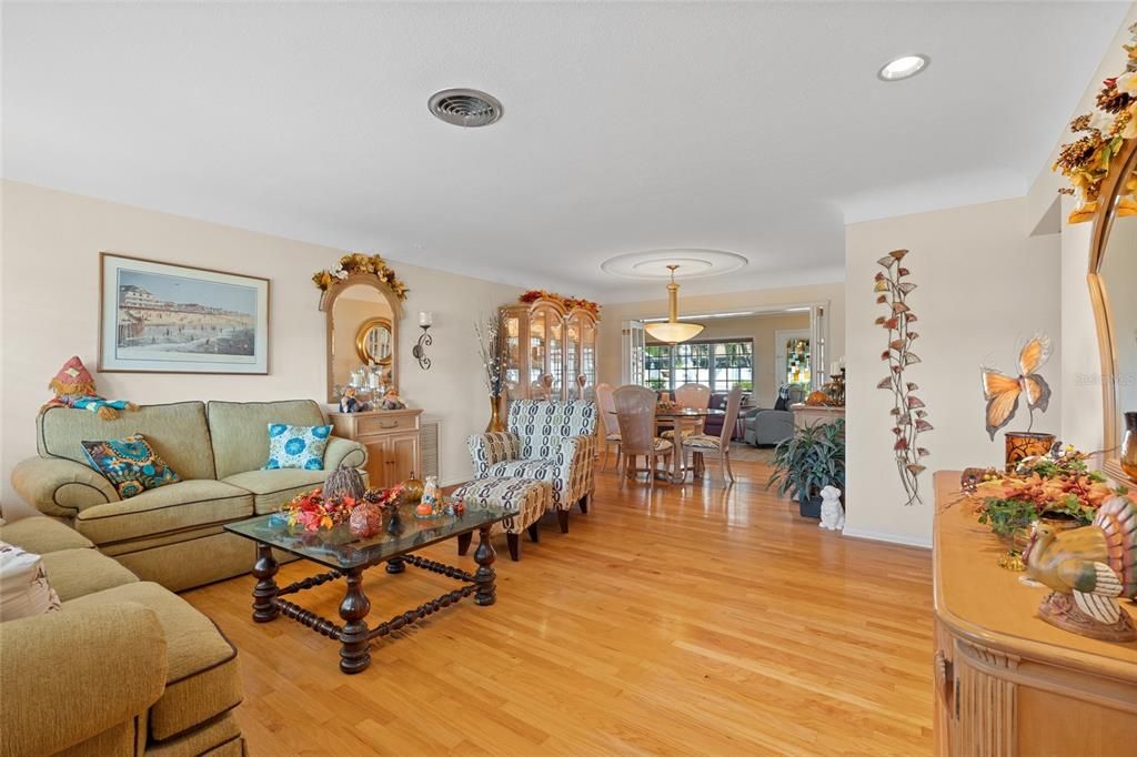 合同活跃: $589,000 (3 贝兹, 2 浴室, 1570 平方英尺)