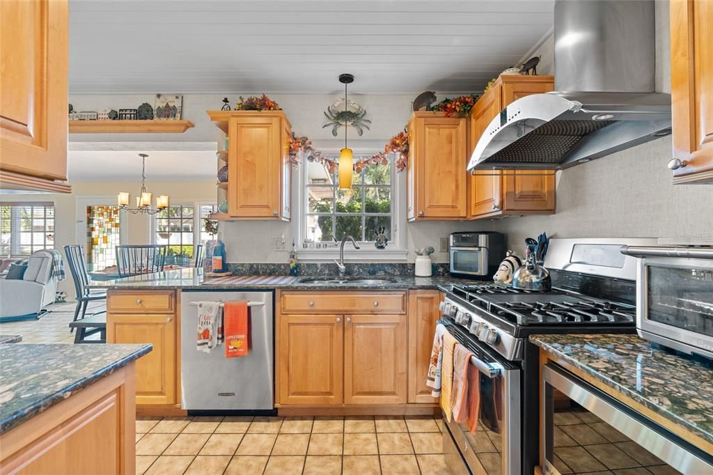 合同活跃: $589,000 (3 贝兹, 2 浴室, 1570 平方英尺)