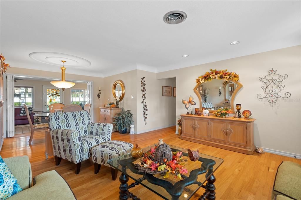 合同活跃: $589,000 (3 贝兹, 2 浴室, 1570 平方英尺)