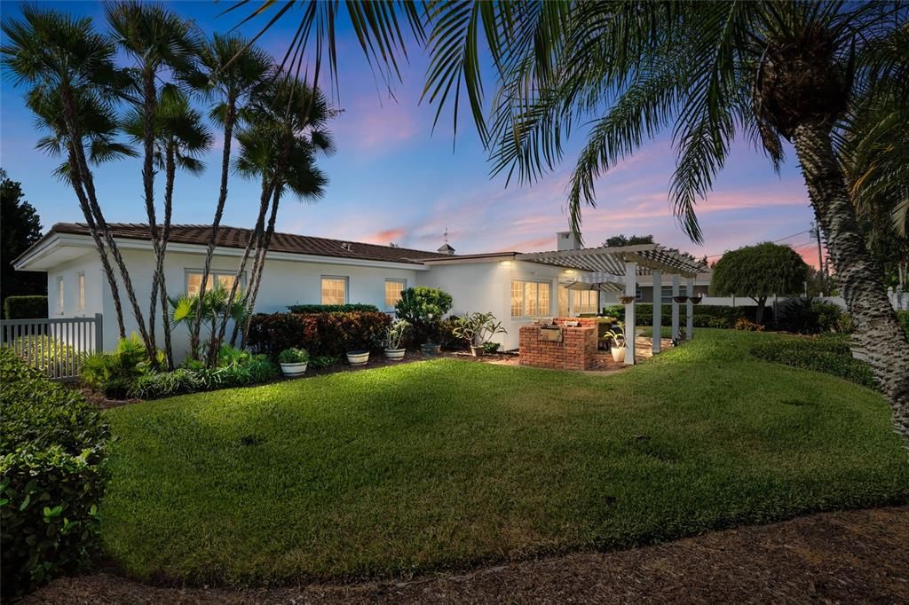 合同活跃: $589,000 (3 贝兹, 2 浴室, 1570 平方英尺)