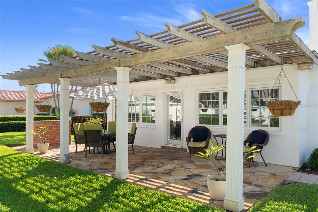 合同活跃: $589,000 (3 贝兹, 2 浴室, 1570 平方英尺)