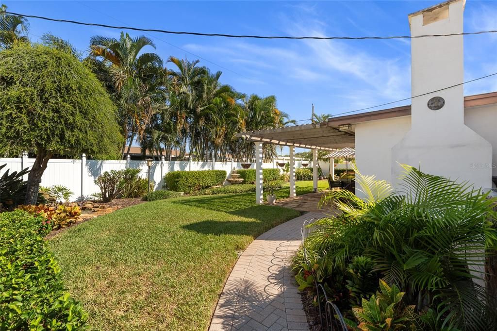 合同活跃: $589,000 (3 贝兹, 2 浴室, 1570 平方英尺)