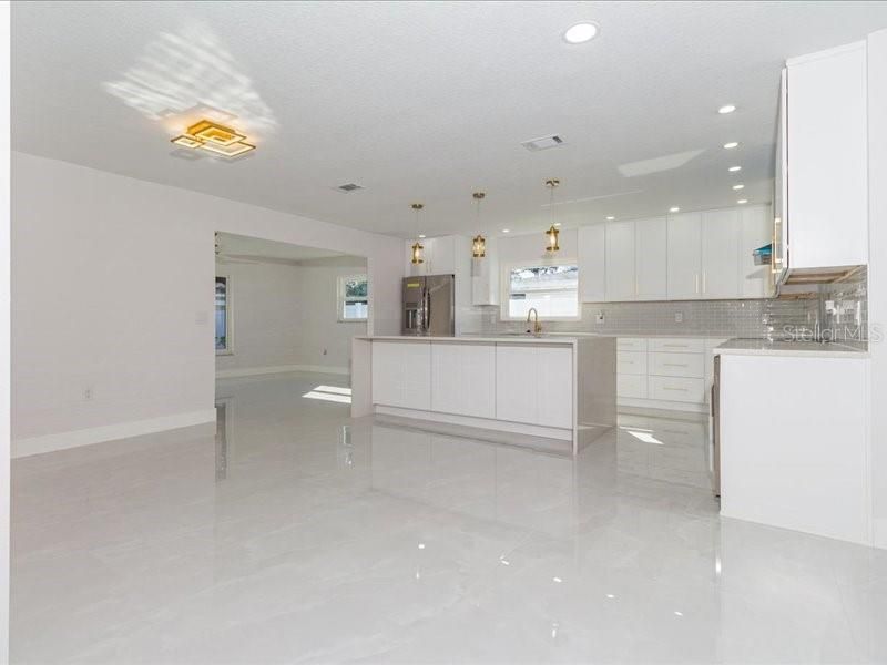 待售: $775,000 (4 贝兹, 4 浴室, 2367 平方英尺)