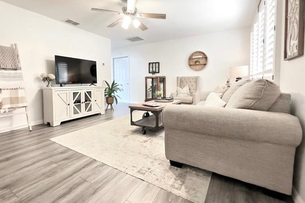 For Rent: $1,600 (2 beds, 2 baths, 912 Square Feet)