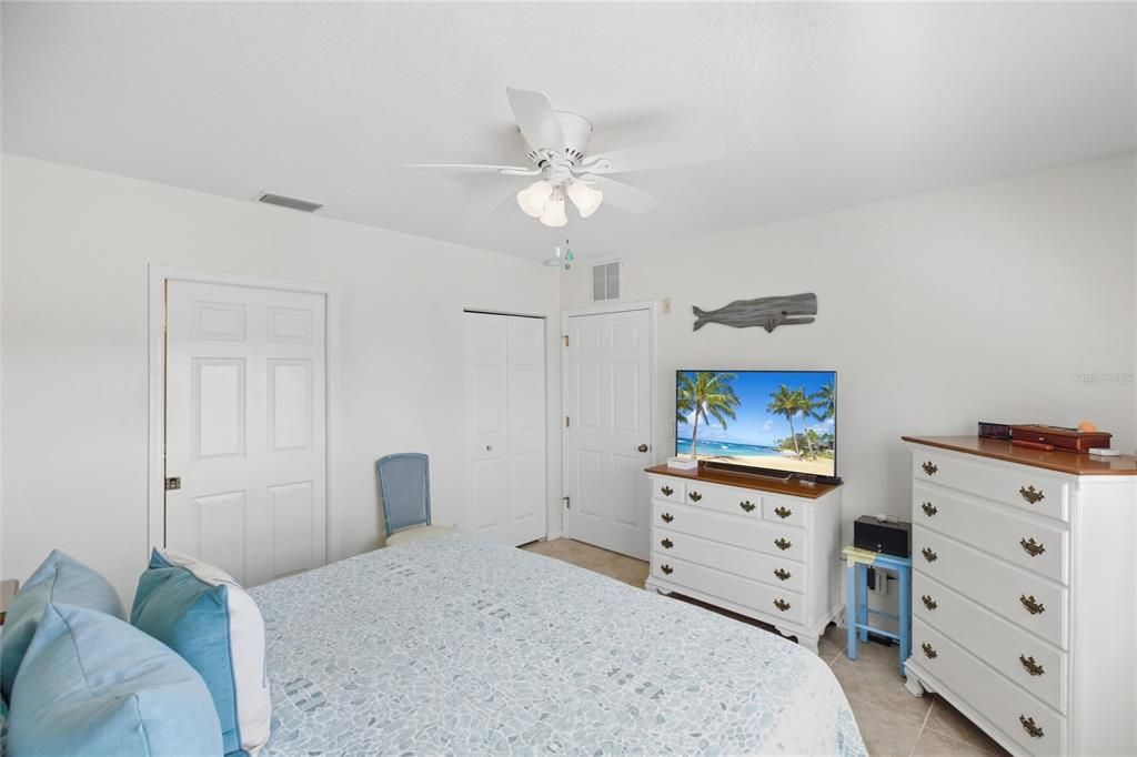 Active With Contract: $179,900 (3 beds, 2 baths, 1293 Square Feet)