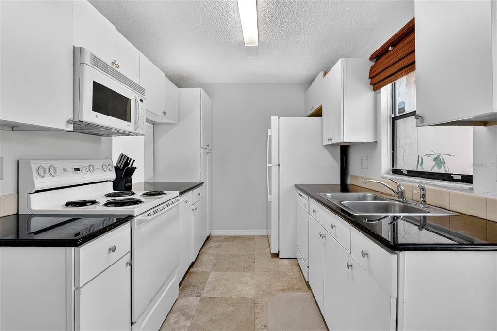 For Sale: $204,900 (2 beds, 2 baths, 1266 Square Feet)