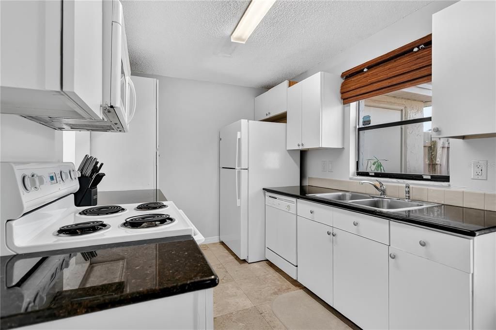 For Sale: $204,900 (2 beds, 2 baths, 1266 Square Feet)