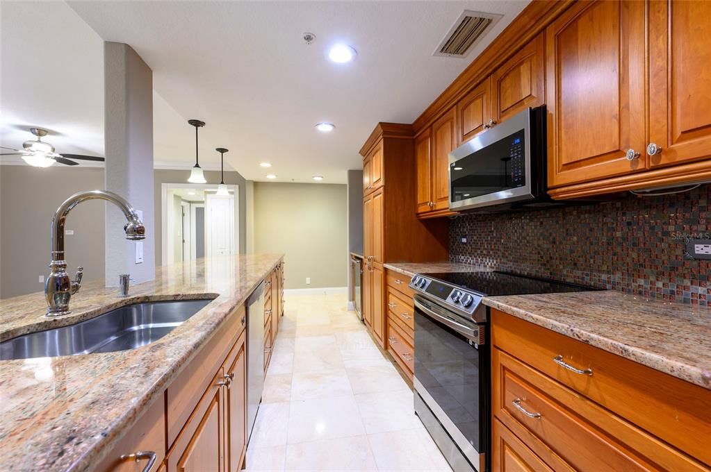 For Sale: $367,500 (2 beds, 2 baths, 1210 Square Feet)